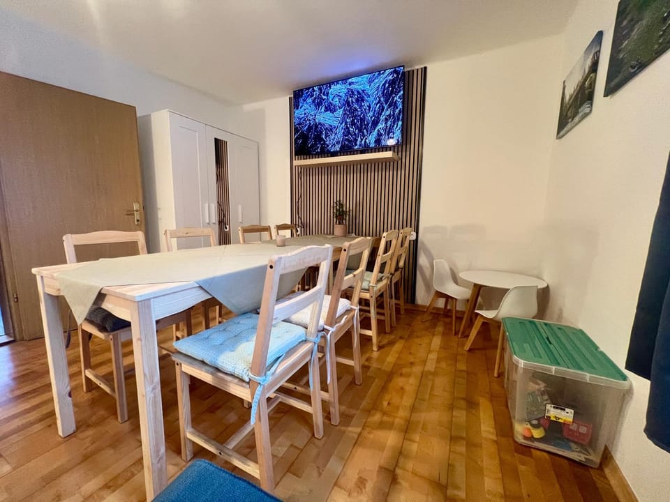 TV and multimedia, Living room, Seating area, Dining area