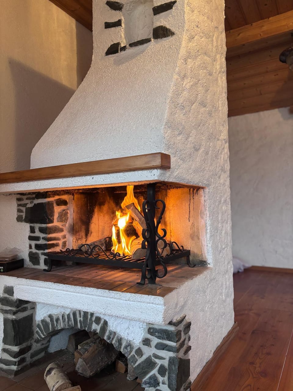Seating area, fireplace