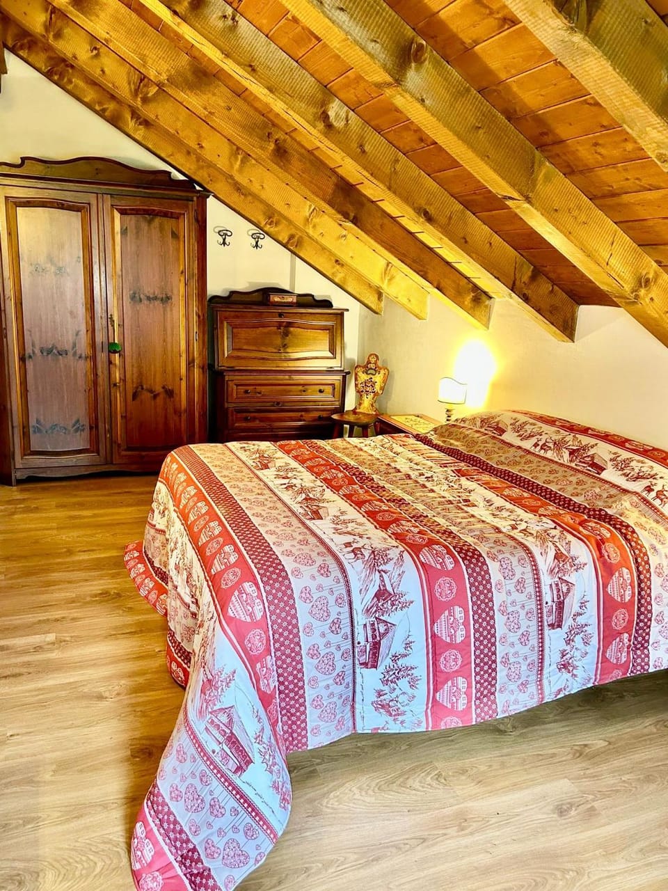 Photo of the whole room, Bedroom