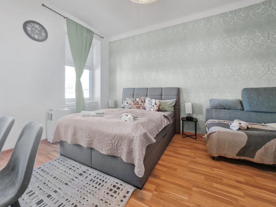 Bed, Living room, Seating area, towels