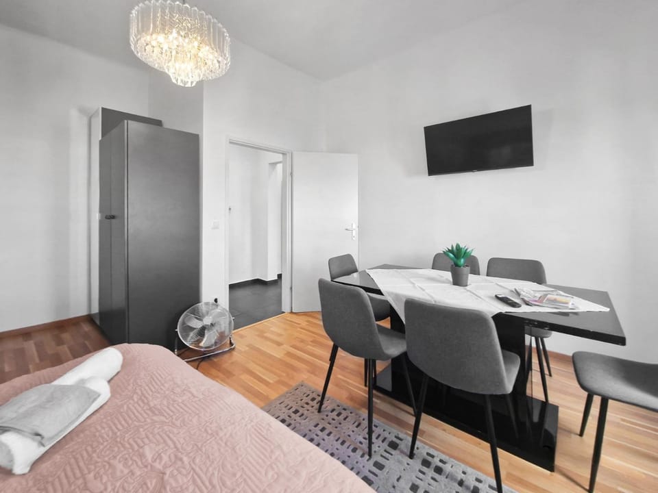 Bed, TV and multimedia, Living room, Seating area, Dining area, Bedroom, towels, wardrobe