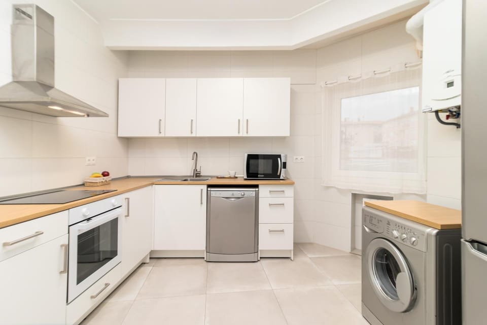 Kitchen or kitchenette, dishwasher, microwave, oven