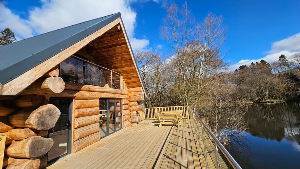 Property building, Balcony/Terrace, Lake view