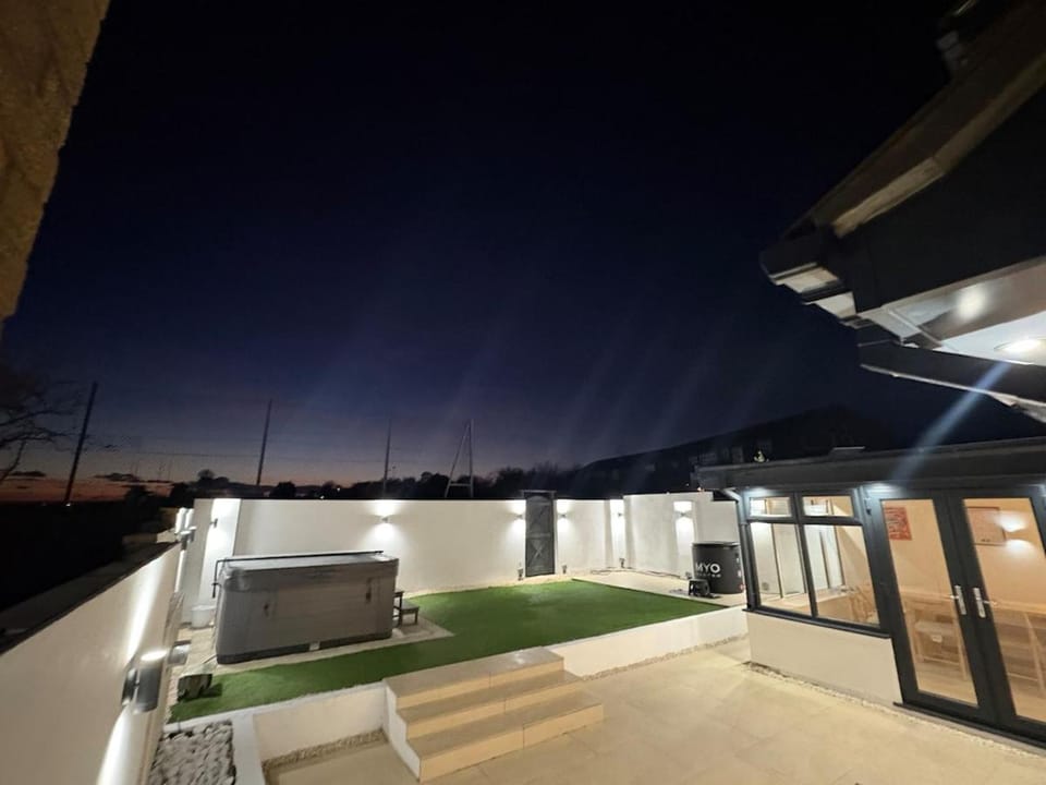 Patio, Night, Garden, Hot Tub, Balcony/Terrace