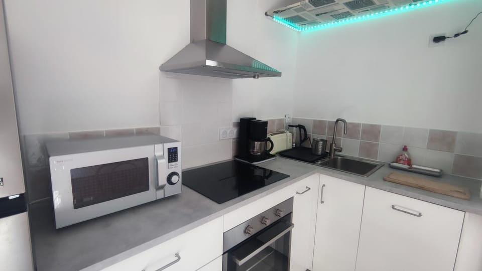 Kitchen or kitchenette, oven, stove