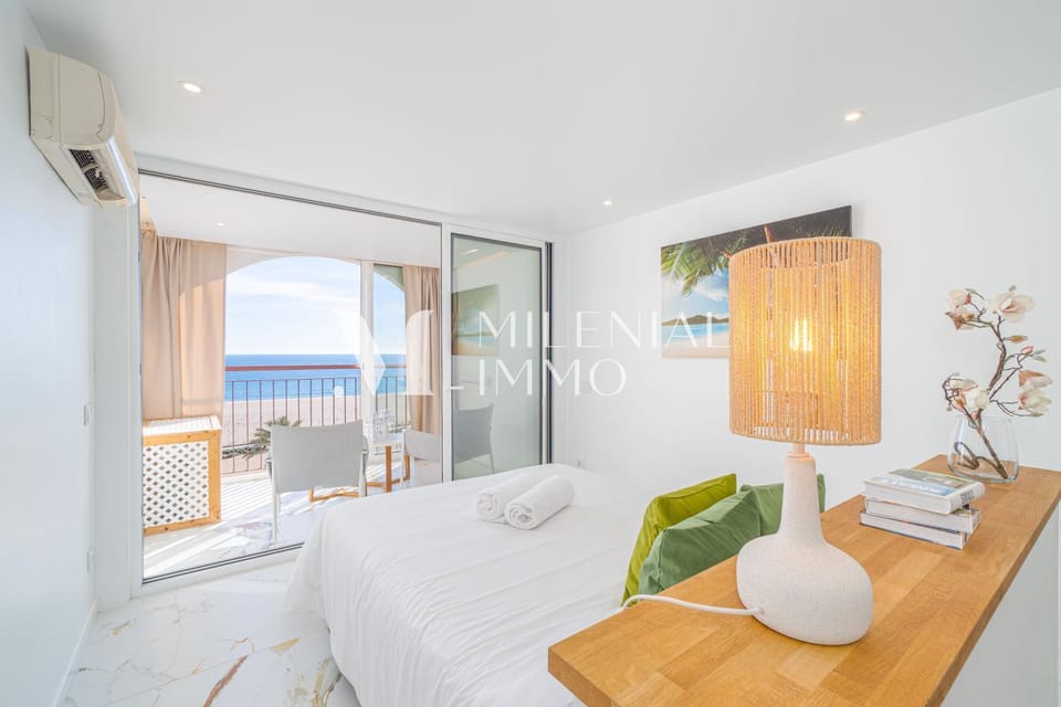 Bed, Sea view