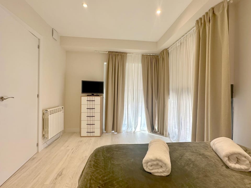 Bed, TV and multimedia, Photo of the whole room, Bedroom, towels, wardrobe