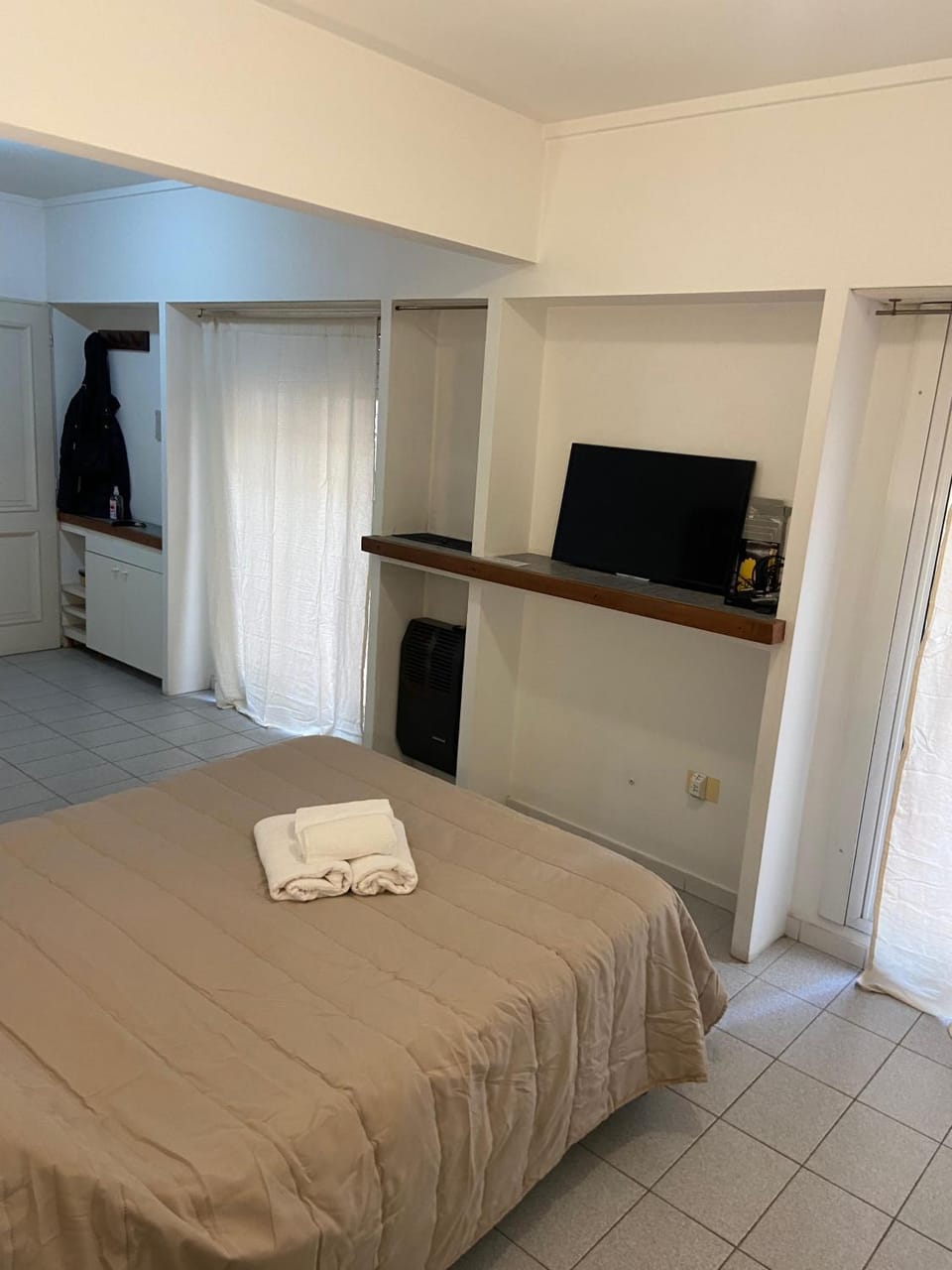 Bed, TV and multimedia, heating