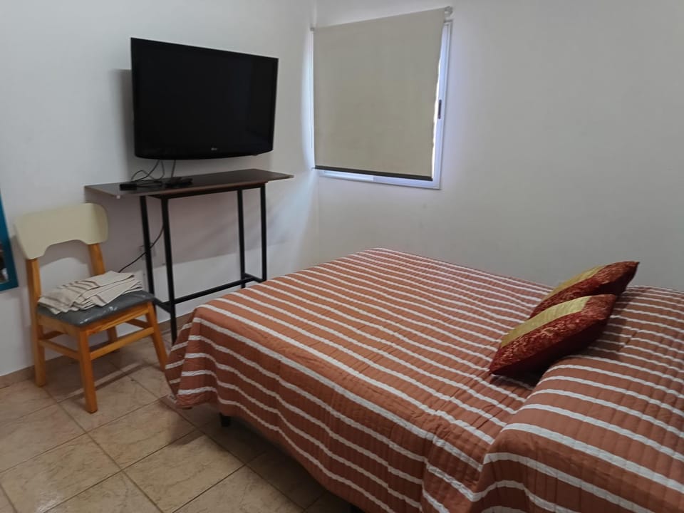 Bed, TV and multimedia, Photo of the whole room