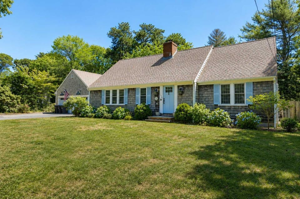 Game Room Central AC 4 mins to Craigville Beach House in Centerville