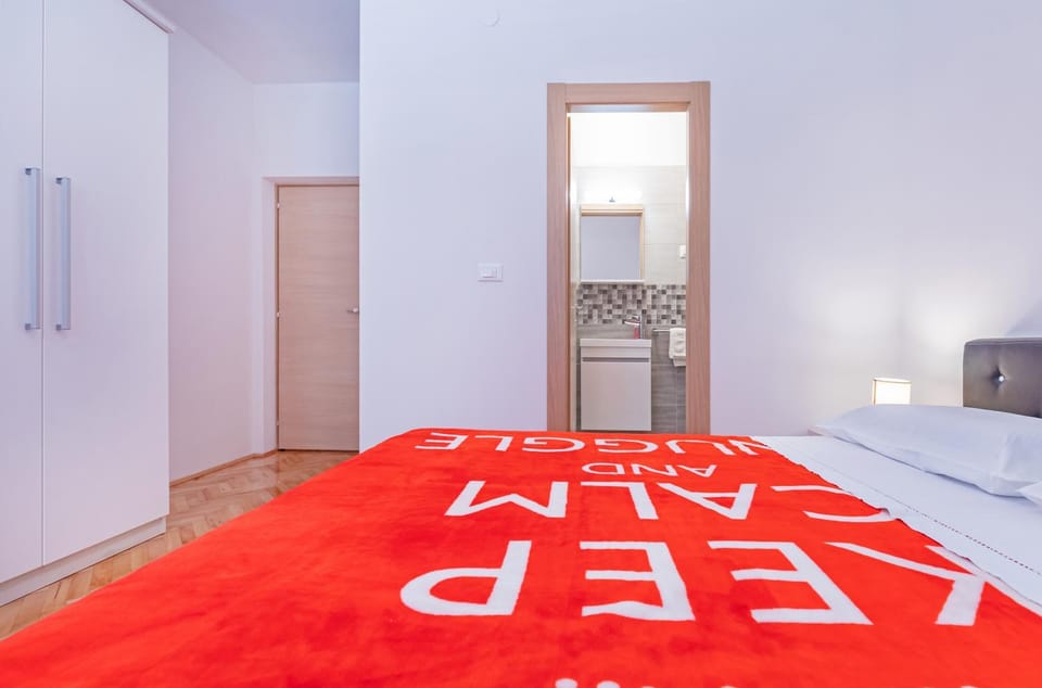 Red Room Apartment in Dubrovnik
