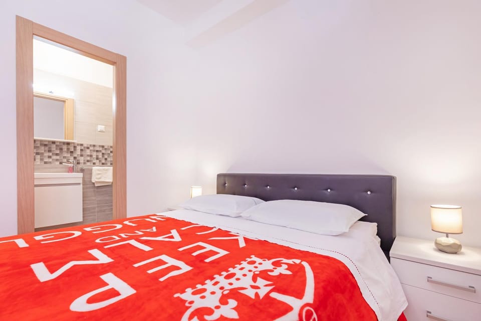 Red Room Apartment in Dubrovnik