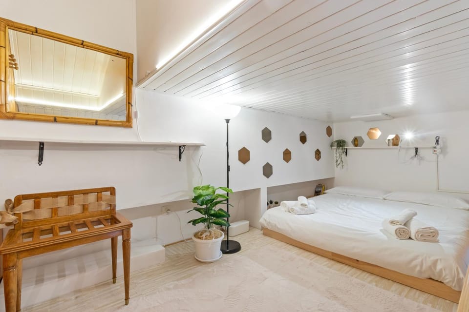 Photo of the whole room, Bedroom