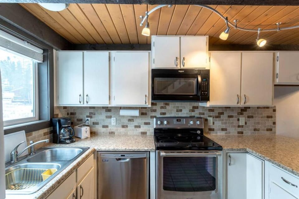 Fraser 3BR Condo with Pool and Hot Tub House in Fraser