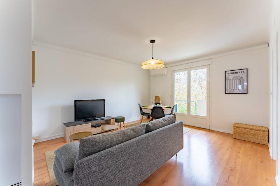 Communal lounge/ TV room, TV and multimedia, Living room, Seating area, Evening entertainment