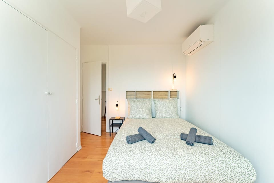 Bed, Photo of the whole room, Bedroom, towels