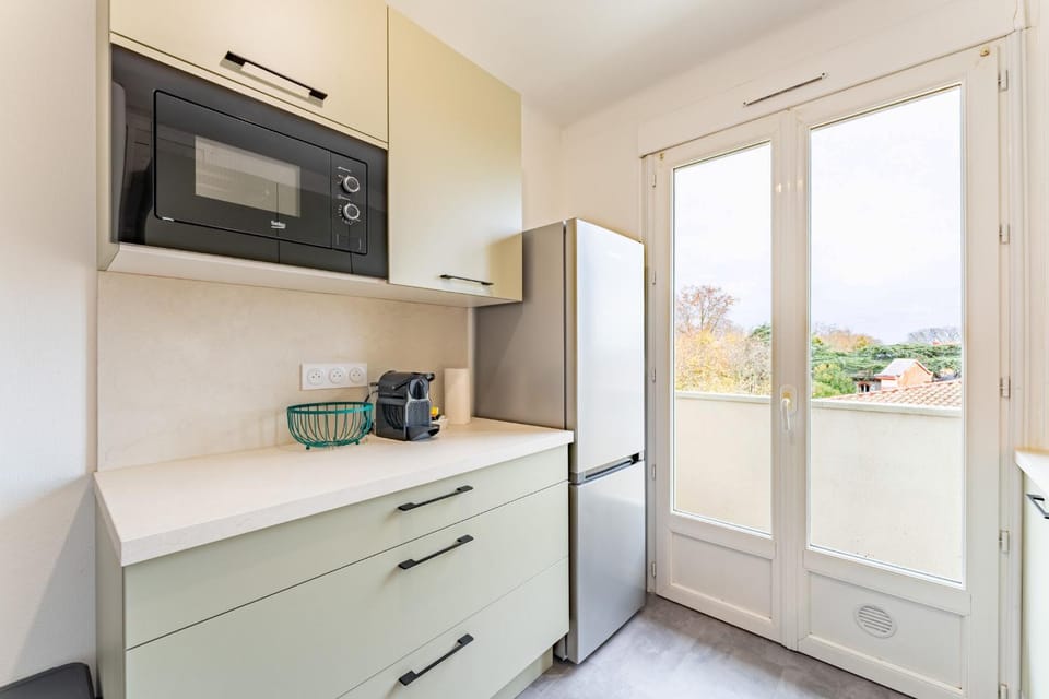 Kitchen or kitchenette, oven, pet friendly, stove