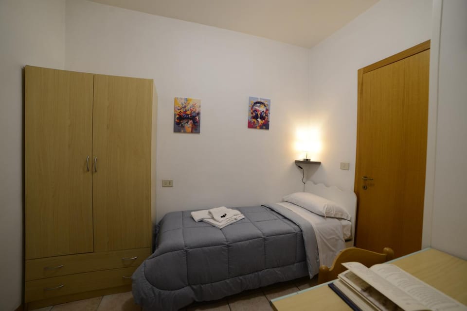 Bed, Bedroom, locker
