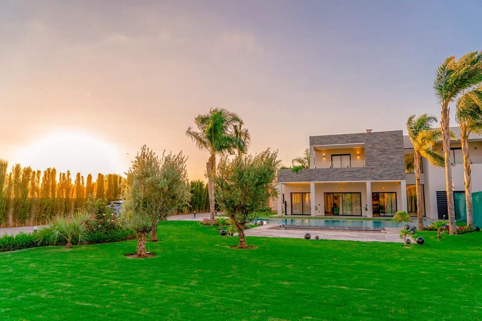 Property building, Garden, Swimming pool