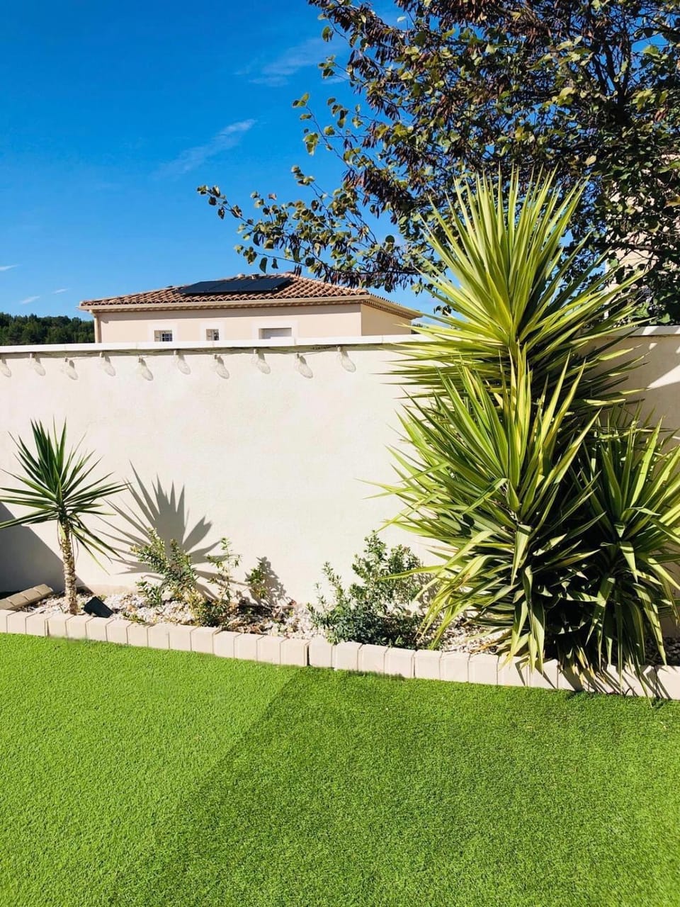 Les Genêts ensoleillés House in Nimes