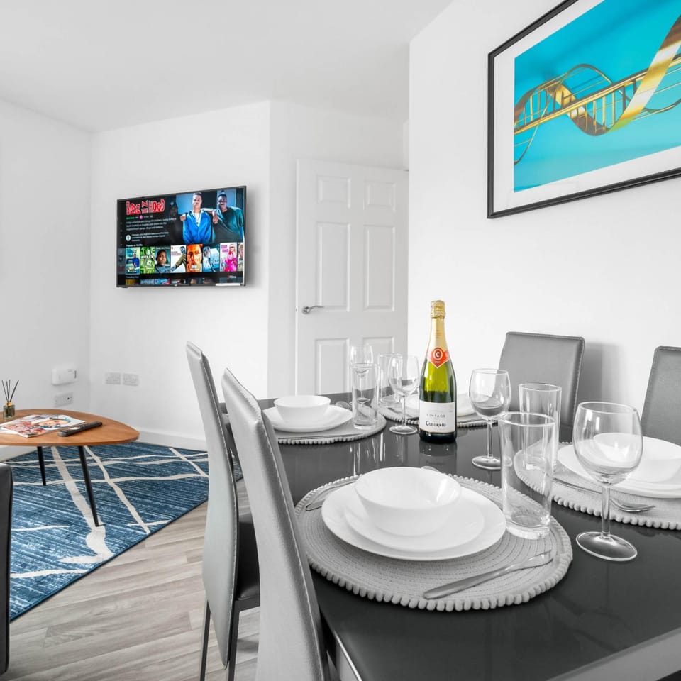 TV and multimedia, Living room, Seating area, Dining area