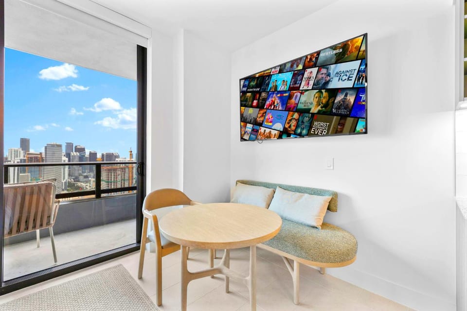 TV and multimedia, Seating area, Dining area