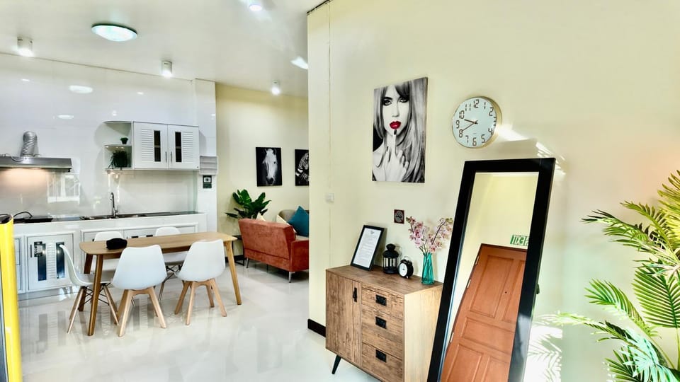 Kitchen or kitchenette, Dining area, toaster
