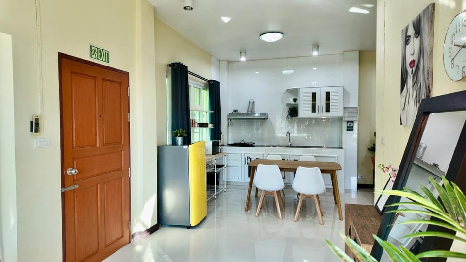 Kitchen or kitchenette, Dining area, stove