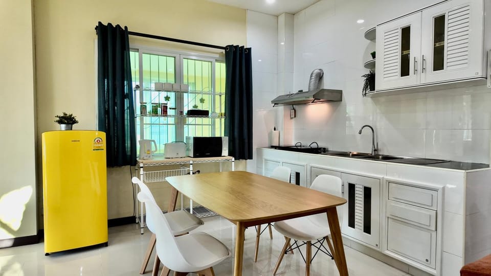 Kitchen or kitchenette, Dining area, stove