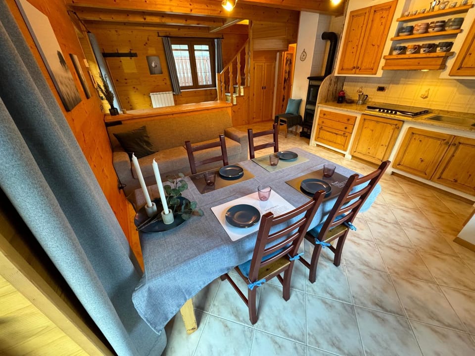 Kitchen or kitchenette, Dining area