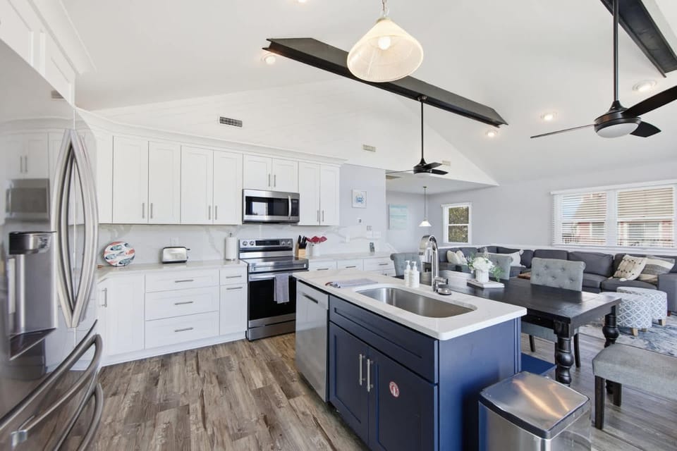 Salty Vibes 6Min Walk to Beach Pool & Dog Loving House in Corolla