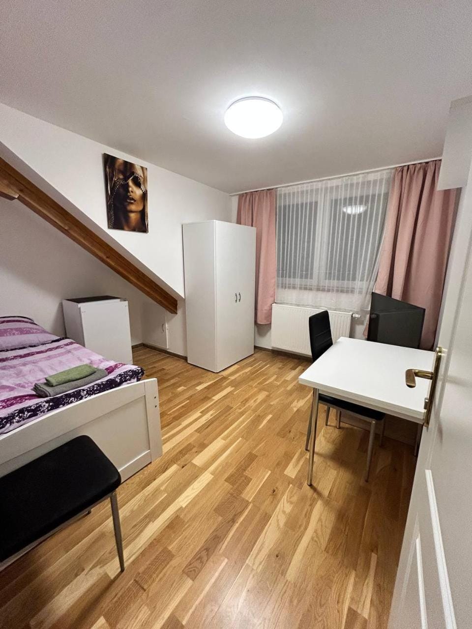 Bed, TV and multimedia, Bedroom