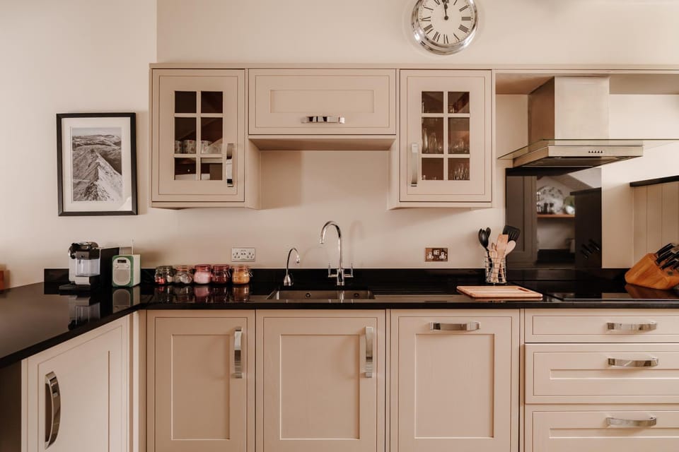 Kitchen or kitchenette, dishwasher, stove