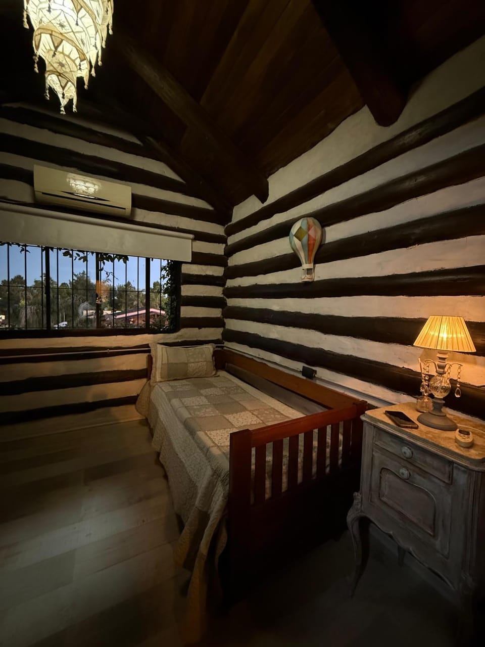 Bed, Living room, Photo of the whole room, Seating area, Dining area, Bedroom