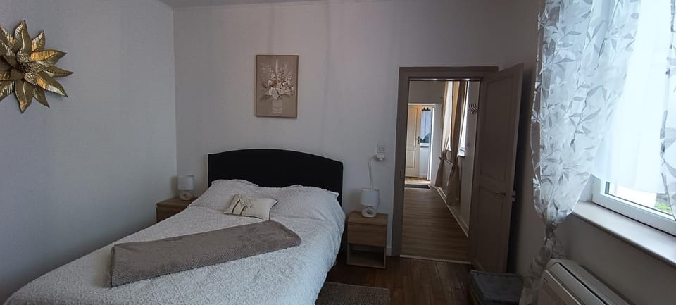 Bed, Bedroom, air conditioner