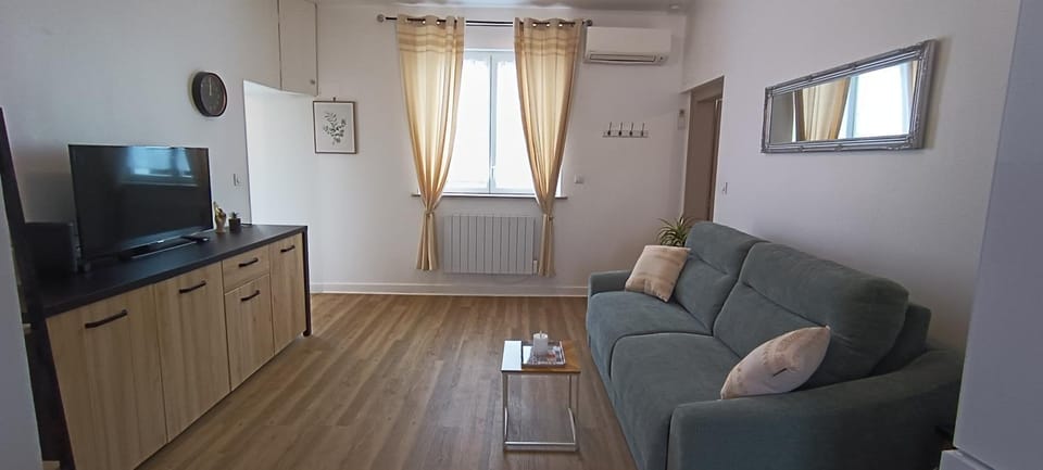 TV and multimedia, Seating area, air conditioner