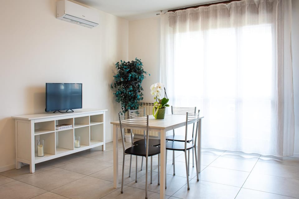 Communal lounge/ TV room, TV and multimedia, Dining area