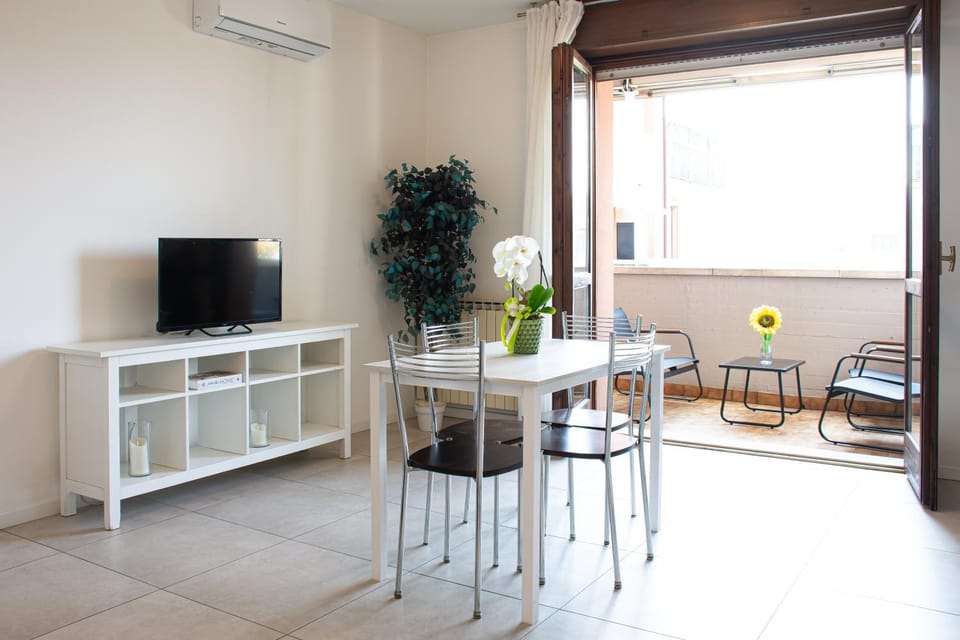 Property building, Communal lounge/ TV room, TV and multimedia, Balcony/Terrace, Dining area