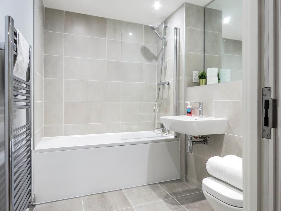Shower, Toilet, Bathroom, Bath, towels