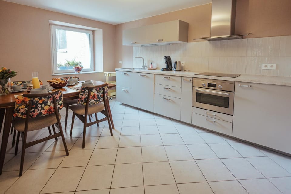 Coffee/tea facilities, Kitchen or kitchenette, Dining area, dishwasher