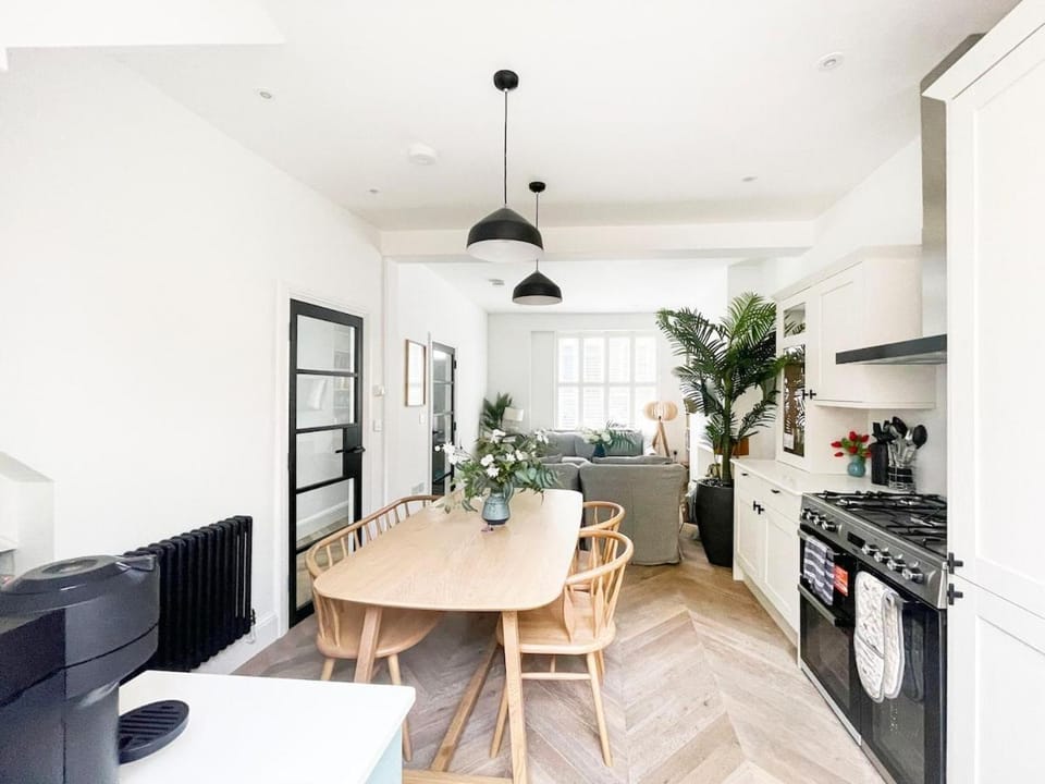 Beautiful 4-Bed, 4-Bath Family Home in London House in London Borough of Camden