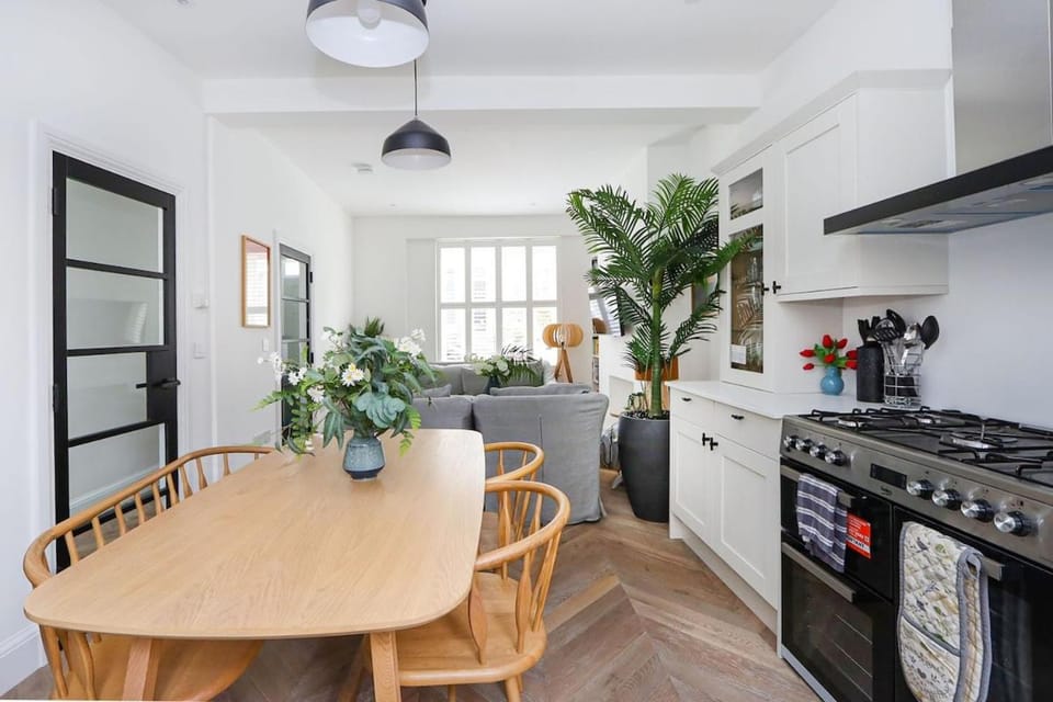 Beautiful 4-Bed, 4-Bath Family Home in London House in London Borough of Camden