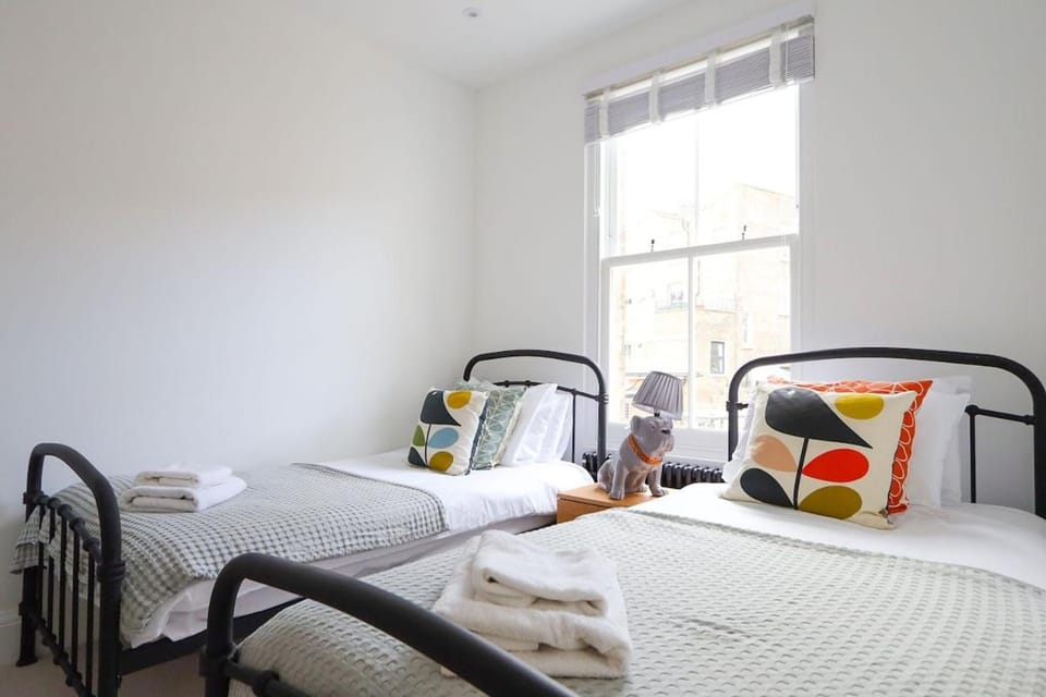 Beautiful 4-Bed, 4-Bath Family Home in London House in London Borough of Camden