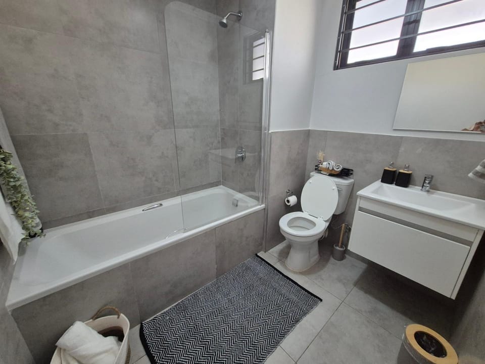 Shower, Toilet, Bathroom, Bath, towels