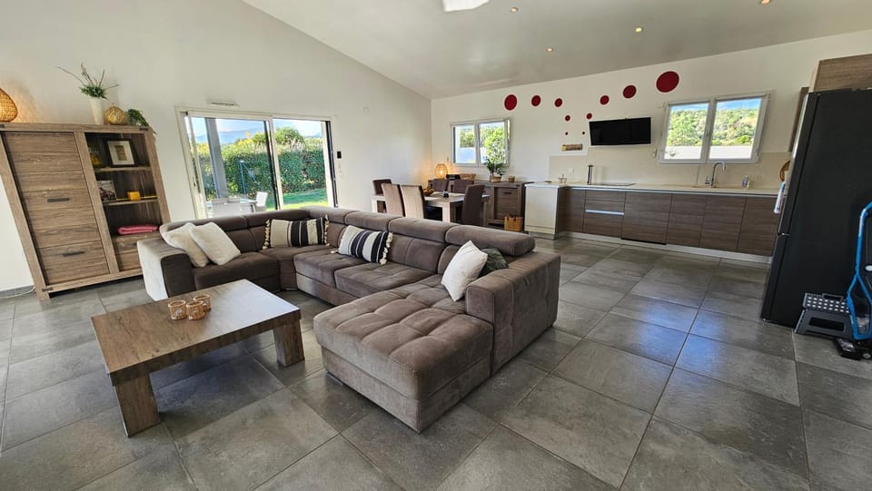 Communal lounge/ TV room, TV and multimedia, Kitchen or kitchenette, Living room, Seating area, Dining area