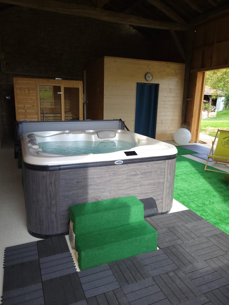 Hot Tub, Sauna
