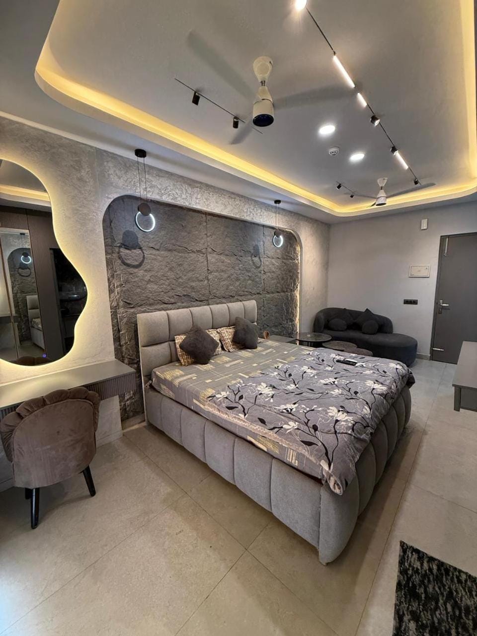 Fusion ufairia mall ,Rsl studios Apartment in Noida