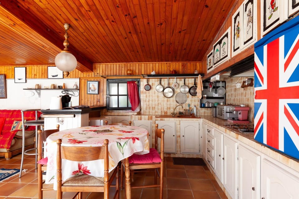 Property building, Kitchen or kitchenette, Living room