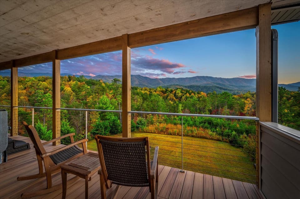 Peaceful Horizons with Views, 2 Hot Tubs, Seclusion, Games! House in Sevier County