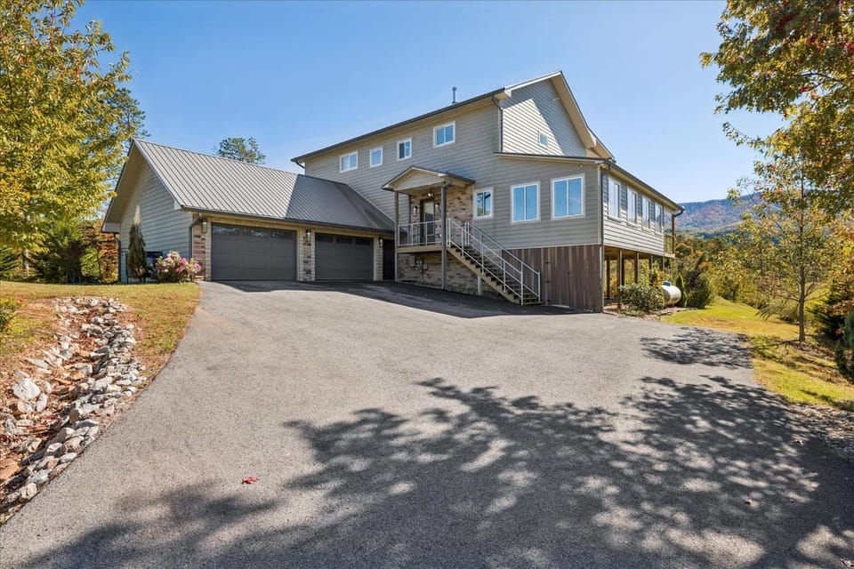 Peaceful Horizons with Views, 2 Hot Tubs, Seclusion, Games! House in Sevier County